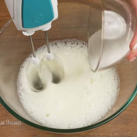 Белки начинаем взбивать и добавляем щепотку соли. Когда белки немного взобьются, постепенно добавляем 100 г сахара. 