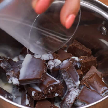 Сливочная масса уже застыла готовим шоколадную глазурь.
В сотейник ломаем 200 г черного шоколада и наливаем 100 мл молока. Ставим на плиту и топим шоколад на маленьком огне постоянно перемешивая.