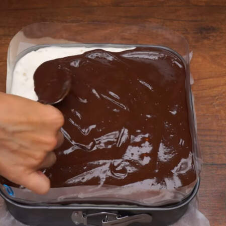 Готовую шоколадную глазурь сразу же выливаем на застывший торт и равномерно ее распределяем по всему торту.