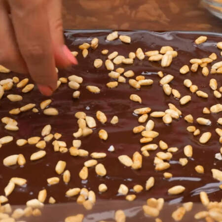 Пока шоколадная глазурь не застыла, сверху посыпаем ее воздушным рисом в карамели.