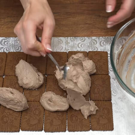 На печенье кладем приготовленный шоколадный крем. Крем выкладываем не весь, а оставляем 2-3 ст. л., они нам понадобятся нам чуть позже.