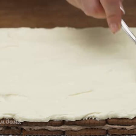  Поверх этого печенья выкладываем весь белый крем. Равномерно распределяем его по всей поверхности.
