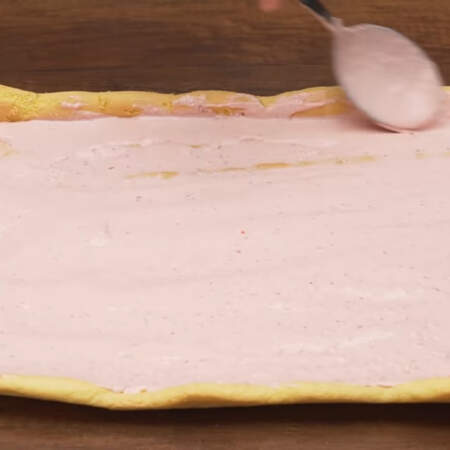 На бисквит выкладываем приготовленную начинку и равномерно ее распределяем по всему бисквиту. Так  как начинка немного жидкая, оставляем ее примерно на 5 минут на бисквите, чтобы лишняя жидкость впиталась в бисквит. 