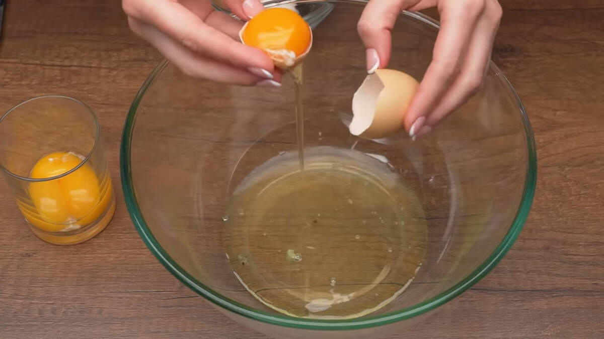 Сначала приготовим бисквитное тесто.
В миску разбиваем 4 яйца разделяя их на желток и белок.
