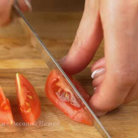 Помидорчик черри или обычный помидор небольшого размера разрезаем на 4 части, а затем каждую из частей разрезаем еще раз пополам.