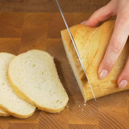Батон нарезаем ломтиками. Вместо батона можно использовать любой другой хлеб.