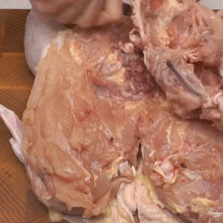 Берем куриную тушку весом примерно 2 кг. Аккуратно с помощью ножа отделяем куриный скелет от мяса. Кожу желательно оставить целой. Куриные крылышки отрезаем, они нам не понадобятся.