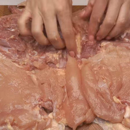 Часть куриного филе срезаем и кладем в места, где нет мяса.