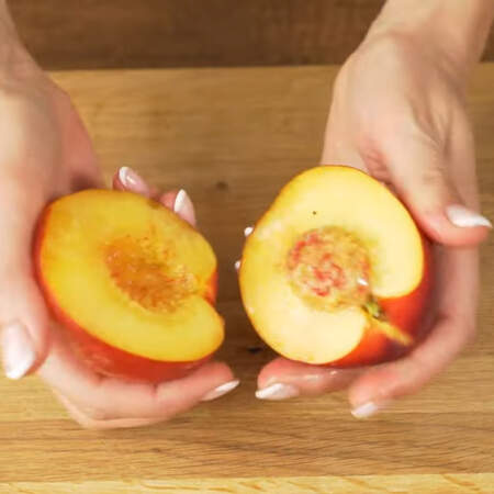 2 нектарина или персика разрезаем пополам и вынимаем косточку. 