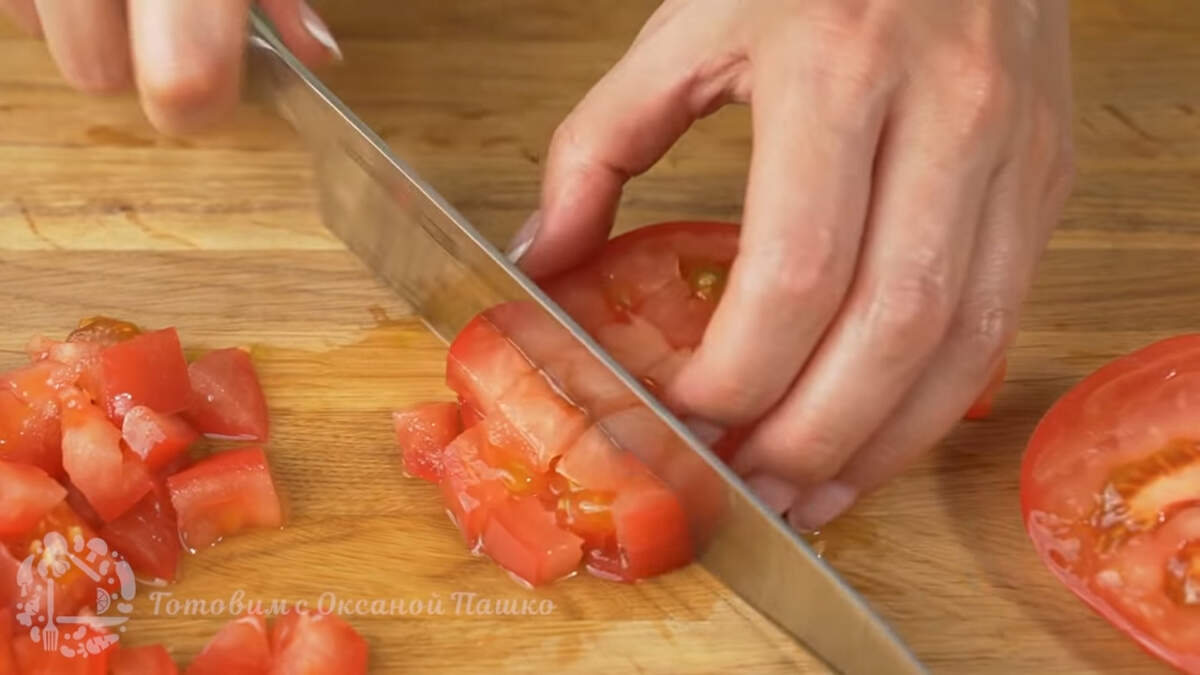 1-2 помидора среднего размера нарезаем пластинками, а затем пластинки режем кубиками.
