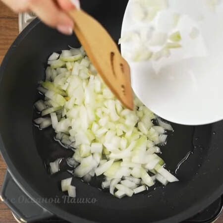 На разогретую сковороду с растительным маслом выкладываем лук.