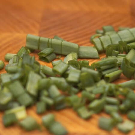 Также нарезаем немного зеленого лука.