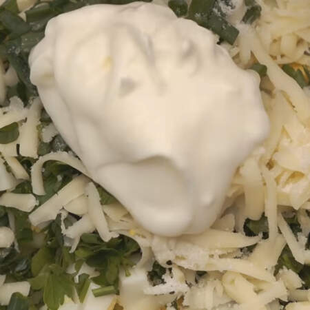 Салат солим по вкусу и заправляем густым салатным йогуртом. Также можно заправить сметаной или майонезом.
