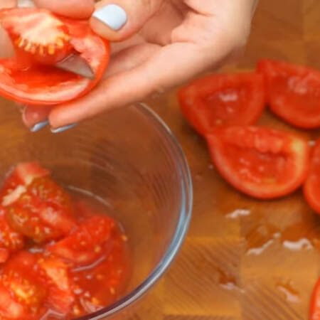 Три помидора среднего размера разрезаем на четвертинки и вынимаем семена, чтобы в салате не было жидкости.