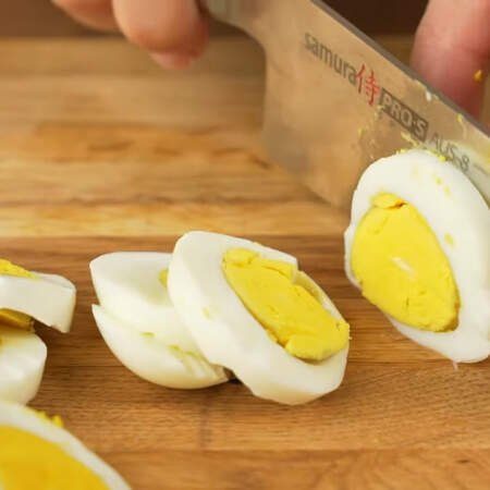 4 вареных яйца тоже нарезаем кружочками. Резать нужно аккуратно, чтобы не выпал желток.
