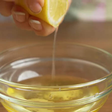 Готовим заправку для салата.
Берем 2 ложки растительного масла в котором были мидии и насыпаем в него примерно 0,5 ч.л. соли. Сюда же выдавливаем 1-2 ст.л. лимонного сока. 