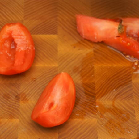 Два помидора разрезаем на 4 части и удаляем семена.