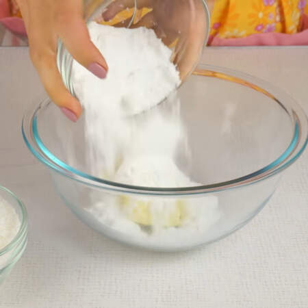 Для приготовления кокосовой начинки смешиваем размягченное сливочное масло с сахарной пудрой. 
