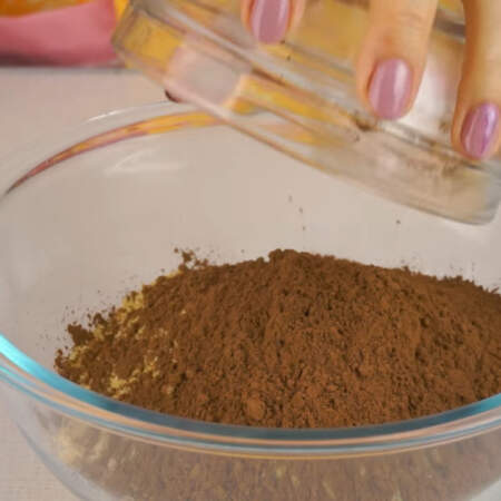 Песочную крошку высыпаем в миску и сюда же добавляем какао.