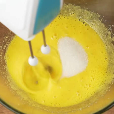 Сначала испечем сметанный бисквит для торта.
В миску разбиваем 3 яйца. Начинаем взбивать и постепенно насыпаем 200 г сахара.
