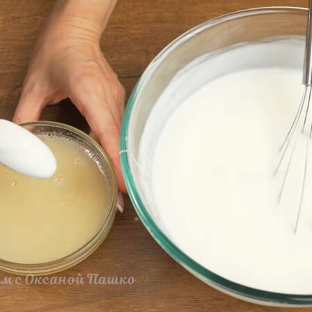В растопленный желатин наливаем 2 ст.л. подготовленного йогурта с сахаром и все перемешиваем. 