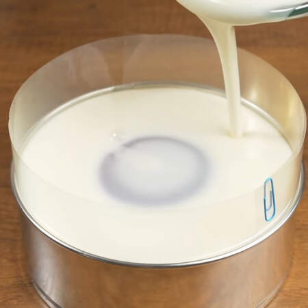 Вокруг малинового желе заливаем подготовленную йогуртовую массу. Белое желе должно полностью скрыть малиновое, тогда получится сюрприз.