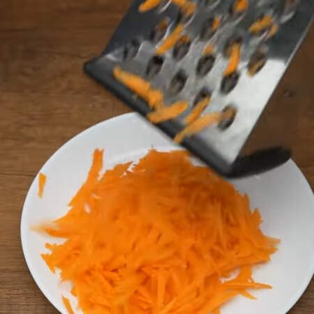 1 морковь трем на крупной терке.