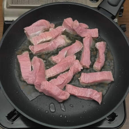 Подготовленное мясо кладем на разогретую сковороду с растительным маслом.