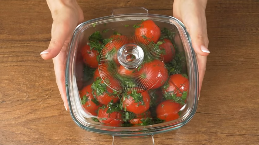 Кастрюлю накрываем крышкой и ставим настаиваться помидоры минимум на 2-3 часа. Через некоторое время помидоры желательно еще один раз перемешать, чтобы все лучше и равномерней замариновалось.
