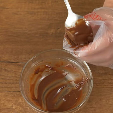 Получившуюся шоколадную глазурь перекладываем в кулинарный мешок.