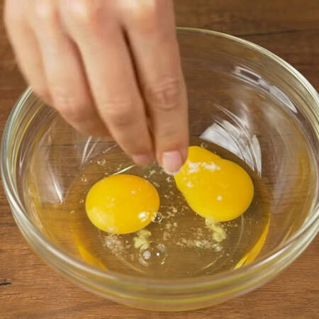В миску разбиваем 2 яйца.