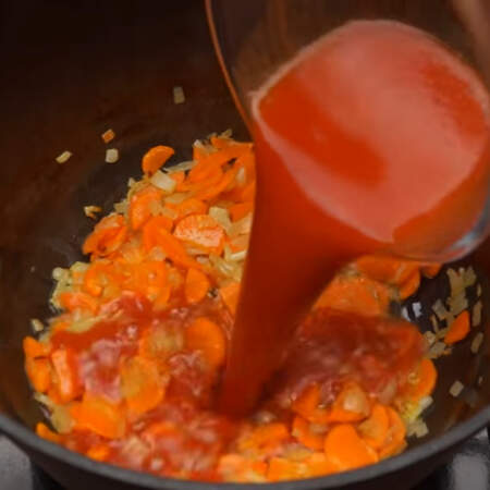 К овощам вливаем разведенную томатную пасту и перемешиваем.