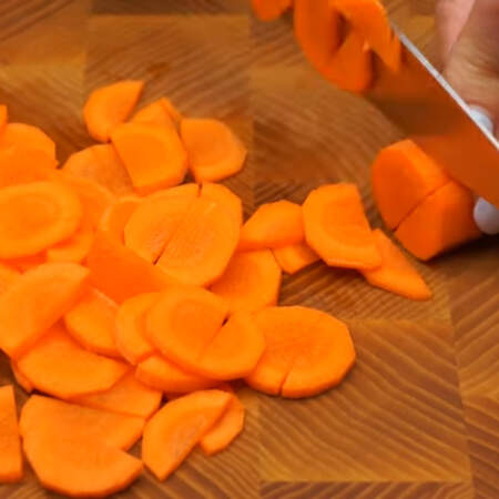 2 морковки разрезаем вдоль и нарезаем пластинками.