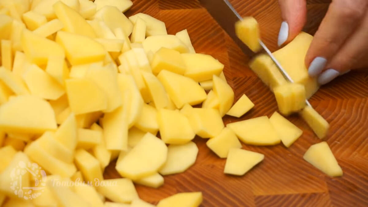1 кг картофеля нарезаем небольшими кусочками.

