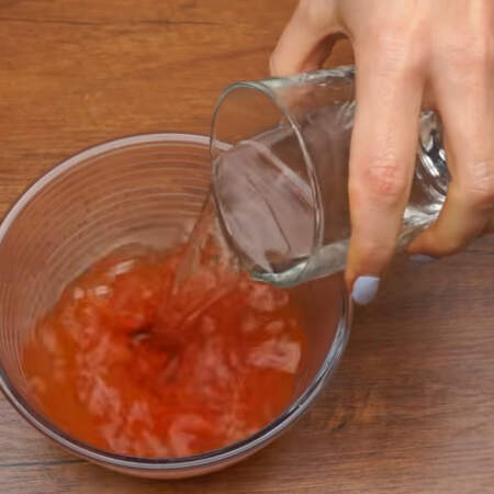 70 г томатной пасты разводим в одном стакане воды.