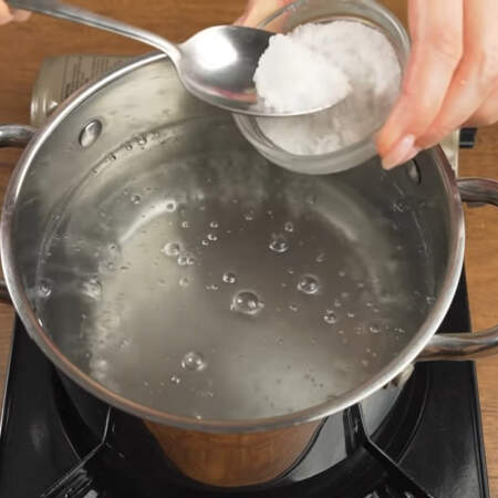 Сначала отварим макароны. В кастрюлю наливаем воду и ставим на огонь. Когда вода закипит, солим ее примерно половиной столовой ложки соли.