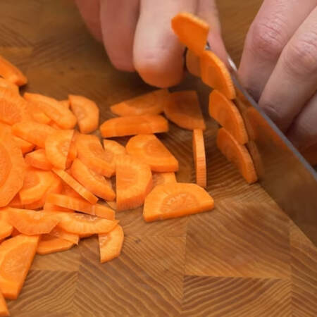 Сначала подготовим ингредиенты.
1 морковь разрезаем пополам и нарезаем полу кружочками.