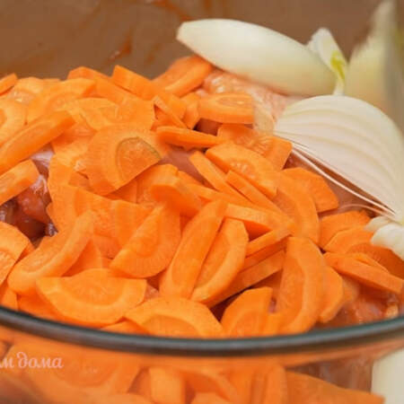 Сюда же кладем подготовленную морковь и нарезанный дольками лук. 