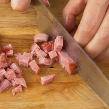 Готовим второй вариант начинки.
100 г колбасы нарезаем небольшими кубиками.