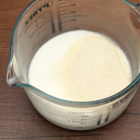 Молоко уже нагрелось, добавляем в оставшиеся 200 мл молока 4 ст.л. с горкой манки