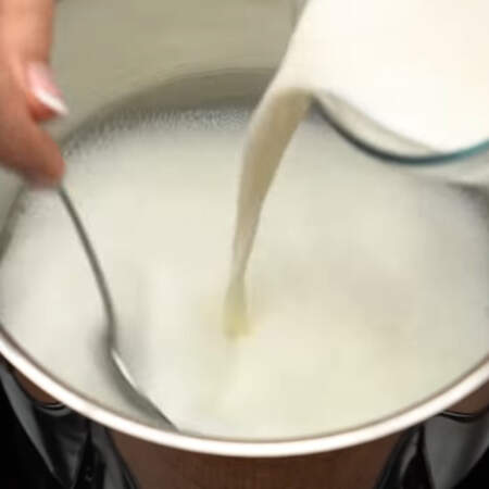 Молоко закипело вливаем в него молоко перемешанное с манкой. 