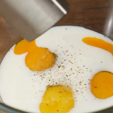 В миску разбиваем 3 яйца. Наливаем 50 мл молока. Немного солим и перчим черным молотым перцем.