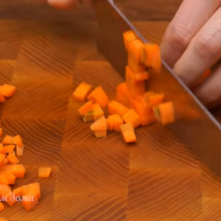 2 морковки нарезаем небольшими кубиками.