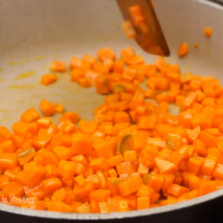 Морковь тоже кладем на сковороду и пассируем до мягкости морковки. По времени это занимает примерно 5-7 минут.
