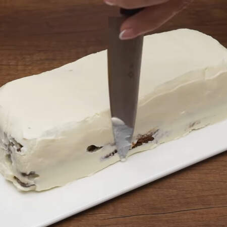 Бока торта разглаживаем с помощью ножа.