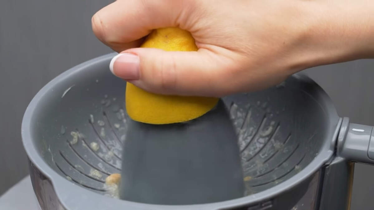 Сначала приготовим крем для торта.
Из лимона выдавливаем сок. Всего понадобится 100 мл лимонного сока. Я использовала 1,5 лимона.
