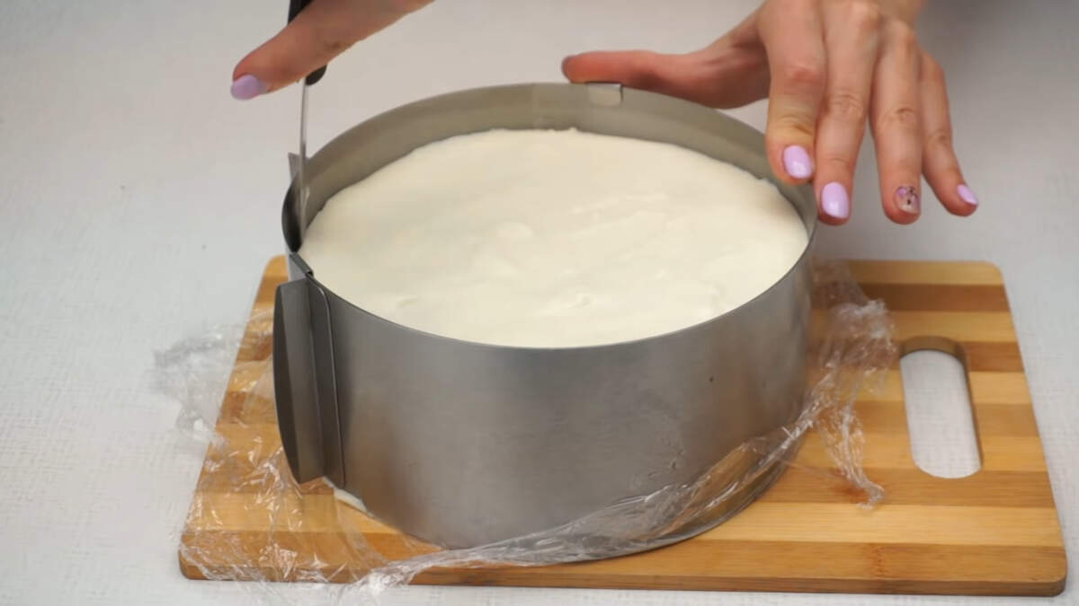 Застывший торт вынимаем из формы, для этого ножом проводим по краю формы отделяя торт.
Торт переставляем на блюдо.
