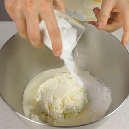 Теперь займемся приготовлением крема. Для этого берем холодные сливки и выливаем их в чашу миксера. Сразу же к сливкам добавляем сливочный сыр и пудру. 