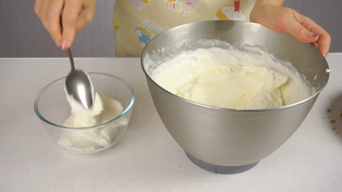 Примерно 4 ст. л. крема откладываем в миску. Им мы будем выравнивать торт по бокам.