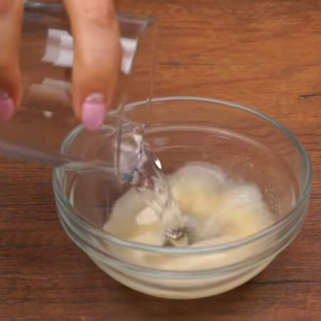 Готовим лимонный крем для торта.
10 г желатина заливаем 40 мл воды комнатной температуры. 